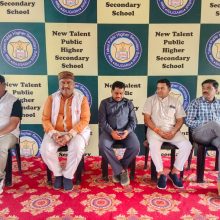 सांसद खेल महोत्सव के अंतर्गत टेबल टेनिस प्रतियोगिता का आयोजन हुआ जिसमें न्यू टैलेंट पब्लिक स्कूल विजेता रहा।    स्थानीय न्यू टैलेंट पब्लिक हायर सेकेंडरी स्कूल में  सांसद खेल  महोत्सव के अंतर्गत टेबल टेनिस प्रतियोगिता का आयोजन किया गया।  आयोजन में विशेष अतिथि पूर्व विधायक श्री वेलसिंह भूरिया ,  श्री नवीन बानियां जिला उपाध्यक्ष भाजपा, श्री गिरधारी चौधरी पूर्व मंडल अध्यक्ष एवं श्री अश्विनी दिक्षित खेल प्रशिक्षक कन्या उच्चतर माध्यमिक विद्यालय राजगढ़  उपस्थित थे।  संस्था संचालक श्री विजयसिंह तोमर एवं गणेश पाटीदार ने बताया कि कार्यक्रम की शुरुआत अतिथियों ने सरस्वती माता के पूजन से की तत्पश्चात संस्था संचालक श्री विजयसिंह तोमर ने अतिथियों का स्वागत किया  पुर्व विधायक श्री वेलसिंग भूरिया ने विद्यार्थियों से खेल के संबंध में अपने विचार रखते हुए जीवन में खेल में भी नाम अर्जित करने की प्रेरणा दी । भाजपा जिला उपाध्यक्ष श्री नवीन बानियां एवं पूर्व भाजपा मंडल  उपाध्यक्ष श्री गिरधारी चौधरी ने भी खेल में आगे निकलने एवं खेल से प्राप्त प्रमाण पत्र का जीवन में उपयोगी होने की बात कही  खेल प्रशिक्षक श्री अश्विनी दिक्षित ने विद्यार्थियों को टेबल टेनिस खेल के नियम एवं खेलने का तरीका समझाते हुए मार्गदर्शित किया प्रतियोगिता में कुल दो विद्यालयों ने भाग लिया था प्रतियोगिता में बालकों में न्यू टैलेंट स्कूल के कक्षा 10वीं के  विद्यार्थी उत्सव राठौर  विजेता रहे। उपविजेता  कक्षा 11वीं के प्रतीक शर्मा रहे वहीं बालिकाओं में विजेता कक्षा 11वीं की  माहिश्री भावसार एवं उपविजेता कक्षा 11वीं की देविका सोनी रहीं । सभी विजेता विद्यार्थियों को स्कूल संचालक श्री विनयसिंह तोमर एवं गणेश पाटीदार ने बधाई दी। आयोजन में स्कूल  PTI युवराजसिंह भाटी एवं रौनक मादड़ का विशेष योगदान रहा।